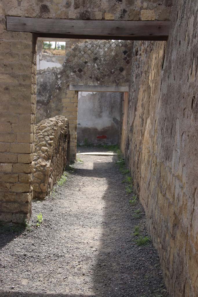 IV.8 Herculaneum, September 2017. Looking east along corridor.
Photo courtesy of Klaus Heese.